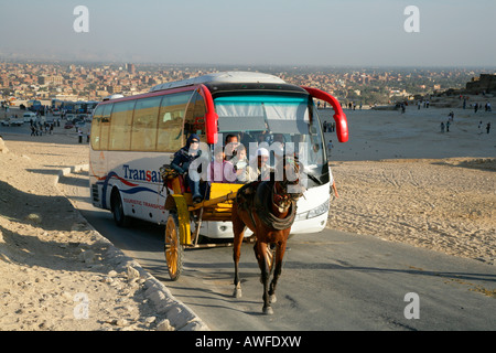 Sightseeing-Bus auf einem Parkplatz in der Nähe der Pyramiden, Gizeh, Ägypten, Nordafrika, Afrika Stockfoto