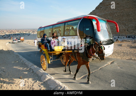 Sightseeing-Bus und Pferd und Buggy in der Nähe der Pyramiden, Gizeh, Ägypten, Nordafrika, Afrika Stockfoto