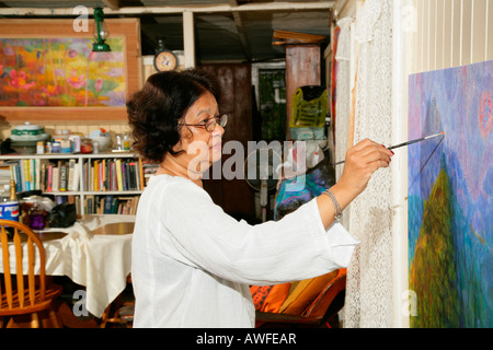 Künstlerin Bernadette Persaud Malerei in ihrem Studio, Georgetown, Guyana, Südamerika Stockfoto