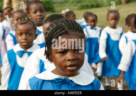 Kindergarten Mädchen tragen Uniformen, Kamerun, Afrika Stockfoto