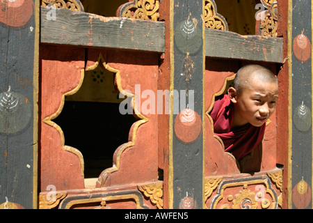 Ein Novize spielen im Hof des Paro Dzong, Bhutan Stockfoto