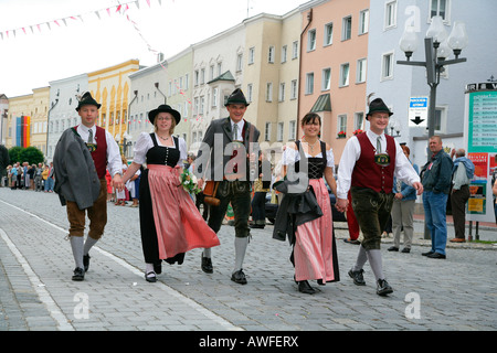 Leute, gekleidet in traditioneller Tracht auf ein internationales Festival für Tracht in Muehldorf am Inn, Oberbayern, Bav Stockfoto