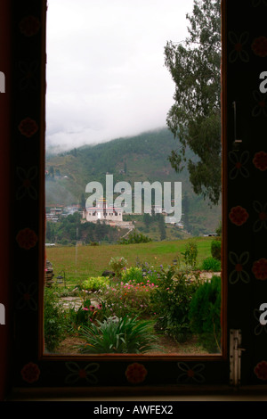 Rinpung Dzong gesehen aus dem Hotelzimmer auf der anderen Seite des Tales Paro, Bhutan Stockfoto