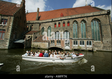 Touristenboot in den Kanal vor der Sint-Jans-Hospital, Brügge, Flandern, Belgien Stockfoto