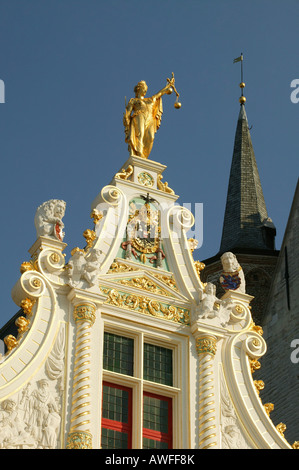 Statue der Gerechtigkeit mit Waage und Schwert am Giebel des Gerichtsgebäudes in Brügge, Flandern, Belgien, Europa Stockfoto