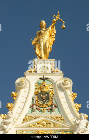 Statue der Gerechtigkeit mit Waage und Schwert am Giebel des Gerichtsgebäudes in Brügge, Flandern, Belgien, Europa Stockfoto