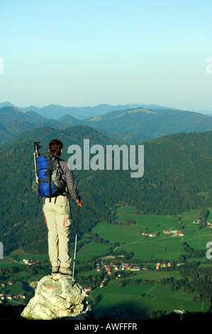 Mann stand auf einem Felsen, Blick in die Tal, Berg Breitenstein, bayerische Vorberge, Wendelstein-Gruppe, Oberbayern, Ba Stockfoto