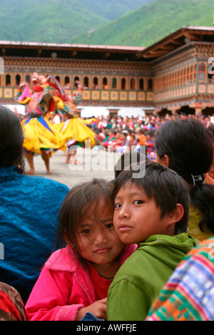 Ein paar junge Gesichter unter der Menge von Thimphu Tsechu (Festival), Bhutan Stockfoto