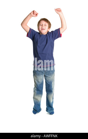 Ein Junge in der Luft gegen einen weißen Hintergrund mit leichte Bewegungsunschärfe springen Stockfoto