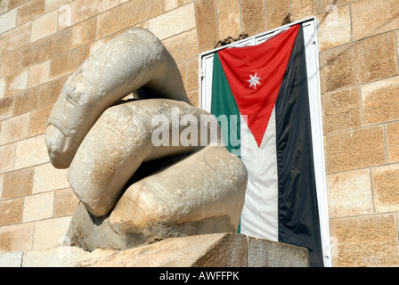 Finger von der Statue des Herkules und der jordanische Flagge vor dem archäologischen Museum, Jebel al-Qala, Amman, Jordanien Stockfoto