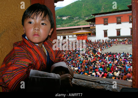 Kleiner Junge beobachten Thimphu Tsechu (Festival) aus dem Kloster Zimmern, Bhutan Stockfoto