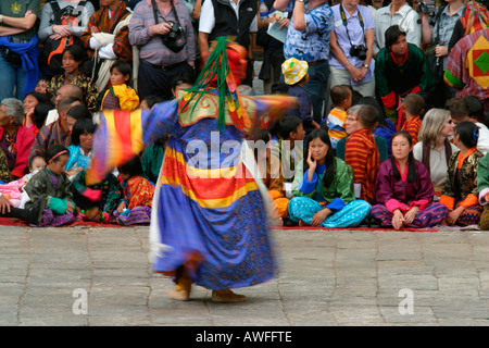 Verschwommenen Effekt von einer maskierten Tänzern in Thimphu Tsechu (Festival), Bhutan Stockfoto