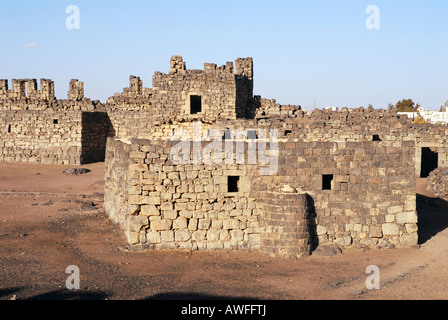 Ruinen der Wüste Burg Qasr Azraq mit Moschee, Jordanien Stockfoto