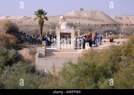 Pilger im Westjordanland, Palästina, Blick von der Taufstätte Jesu Christi am Fluss Jordan, Wadi Al-Kharrar, Jordan Stockfoto