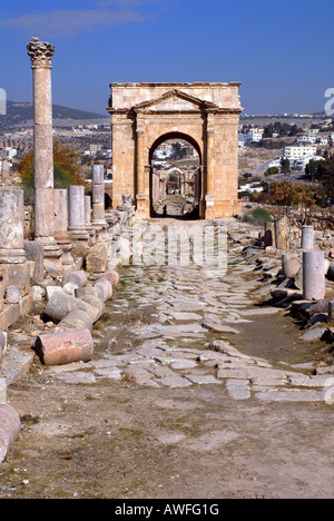 Cardo Maximus (Hauptstraße) mit Triumphbogen, Jerash, das antike Gerasa, Jordanien Stockfoto