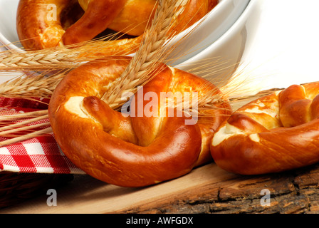 Lauge Brezeln und Weizen spikes Stockfoto