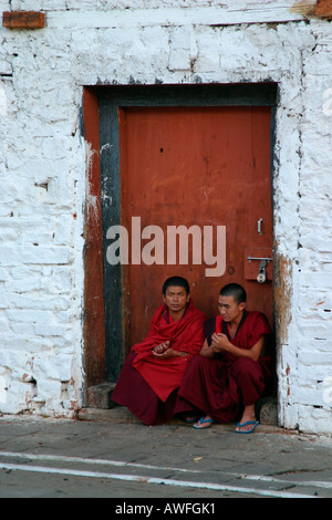 Paar Mönche in Wangdue Phodrang Dzong (Kloster), Bhutan Stockfoto