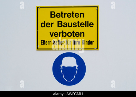 Bauschild (Deutsch): "kein Eintrag" und blauen Aufkleber symbolisieren, dass Helme vor Ort getragen werden müssen Stockfoto