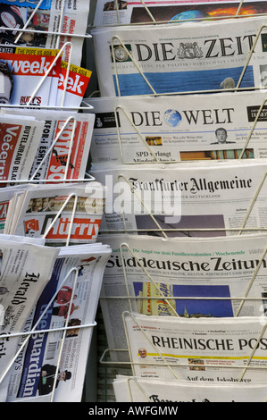 Zeitungskiosk Holding internationale Zeitungen Stockfoto