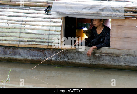 Frau Angeln auf dem Mekong Stockfoto