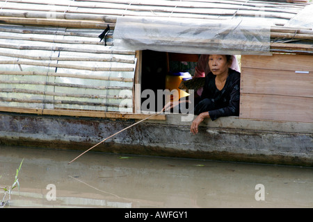 Frau Angeln auf dem Mekong Stockfoto