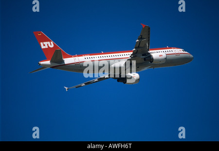 LTU Airlines Airbus A320 kurz nach dem Start, blauer Himmel Stockfoto