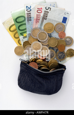 Euro-Scheine und Münzen in der Brieftasche, entpackt Stockfoto