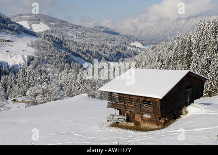 Schneebedeckte Berglandschaft mit hölzernen Stall im Tal Wildschönau Tirol Österreich Stockfoto