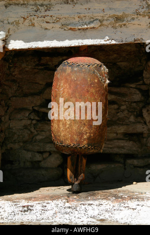 Eine uralte tibetische Gebet Spinnräder, Bhutan Stockfoto