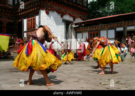 Maskierte Tänzer am Tangbi Mani Tsechu (Festival), Bhutan Stockfoto