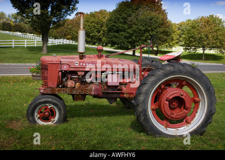 Alten Bauernhof Traktor auf der Seite einer Straße Stockfoto