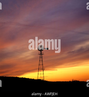 Wind-Pumpe Silhouette gegen bunte Nachthimmel Stockfoto