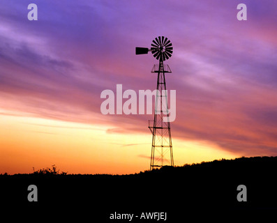 Wind-Pumpe Silhouette gegen bunte Nachthimmel Stockfoto