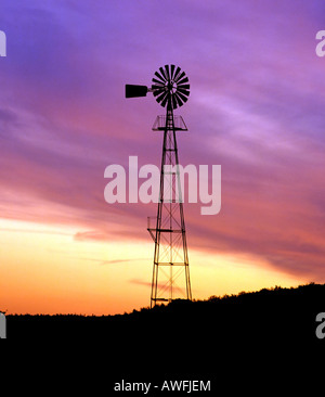 Wind-Pumpe Silhouette gegen bunte Nachthimmel Stockfoto