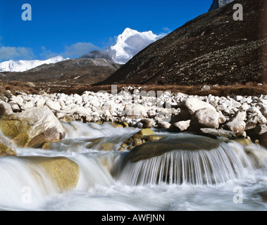 Kleiner Wasserfall und Cliff in Nepal, Asien Stockfoto