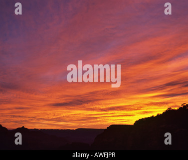 "Twilight of the Gods": Abendhimmel in Brand gesetzt Stockfoto