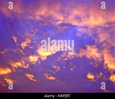 Rosa Wolken in ein Abendhimmel Stockfoto