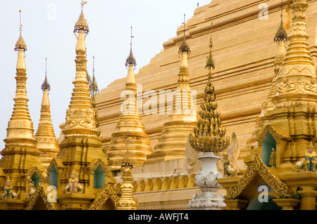 Stock Foto von kleineren Stupas rund um den goldenen Shwedagon-Pagode in zentralen Yangon Myanmar Stockfoto