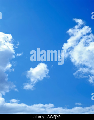 Cumulus-Wolken am blauen Himmel Stockfoto