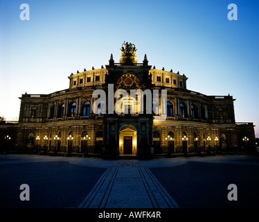 Semperoper, Sächsische Staatsoper bei Dämmerung, Dresden, Sachsen, Deutschland, Europa Stockfoto