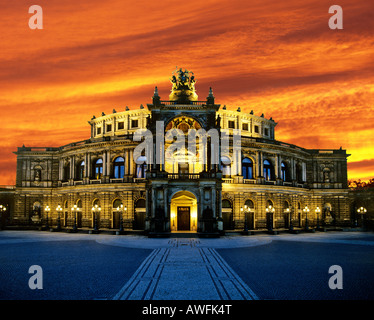 Semperoper, Sächsische Staatsoper am Sonnenuntergang, Dresden, Sachsen, Deutschland, Europa Stockfoto