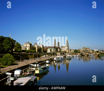 Bruehlsche Terasse und Boote angedockt entlang dem Fluss Elbe, Dresden, Sachsen, Deutschland, Europa Stockfoto