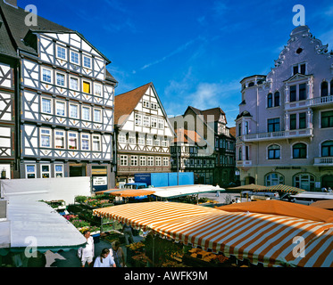 Marktplatz und Fachwerk-Stil Häuser in Hannoversch Muenden, Weserbergland, Niedersachsen, Deutschland, Europa Stockfoto