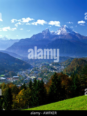 Blick auf Mt. Watzmann im Herbst mit Blick auf die Stadt Berchtesgaden, Berchtesgadener Land/Region, Bayern, Oberbayern, Ger Stockfoto