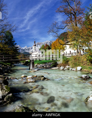 St. Sebastian Kirche und Ramsauer Ache Fluss im Herbst, Ramsau, Berchtesgadener Land/Region, Upper Bavaria, Bavaria, Germany, Stockfoto