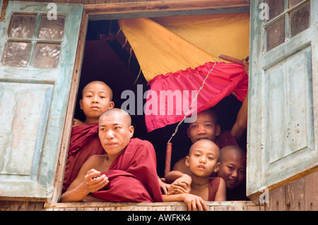 Stock Foto der Mönche im Kloster in der Nähe des Dorfes Tayaw des Stammes Palaung Hügel in der Nähe von Kalaw in Myanmar Stockfoto