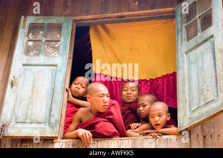 Stock Foto der Mönche im Kloster in der Nähe des Dorfes Tayaw des Stammes Palaung Hügel in der Nähe von Kalaw in Myanmar Stockfoto