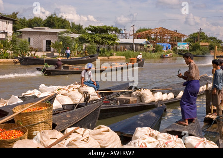 Stock Foto von Fracht Boote im Kanal in Nyaungshwe in Myanmar Stockfoto