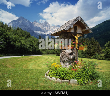 Bildstock mit dem Dachsteingebirge (Dachstein-Bereich) im Hintergrund, Salzburger Land, Österreich, Europa Stockfoto