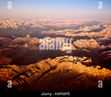 Dolomiten in den Abend Licht, 10 000 m Höhe, Mt. Rosengarten und Mt. Schlern im Vordergrund, Dolomiten, Tirol, Süditalien, E Stockfoto